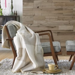 Salon cosy avec revêtements muraux en chêne